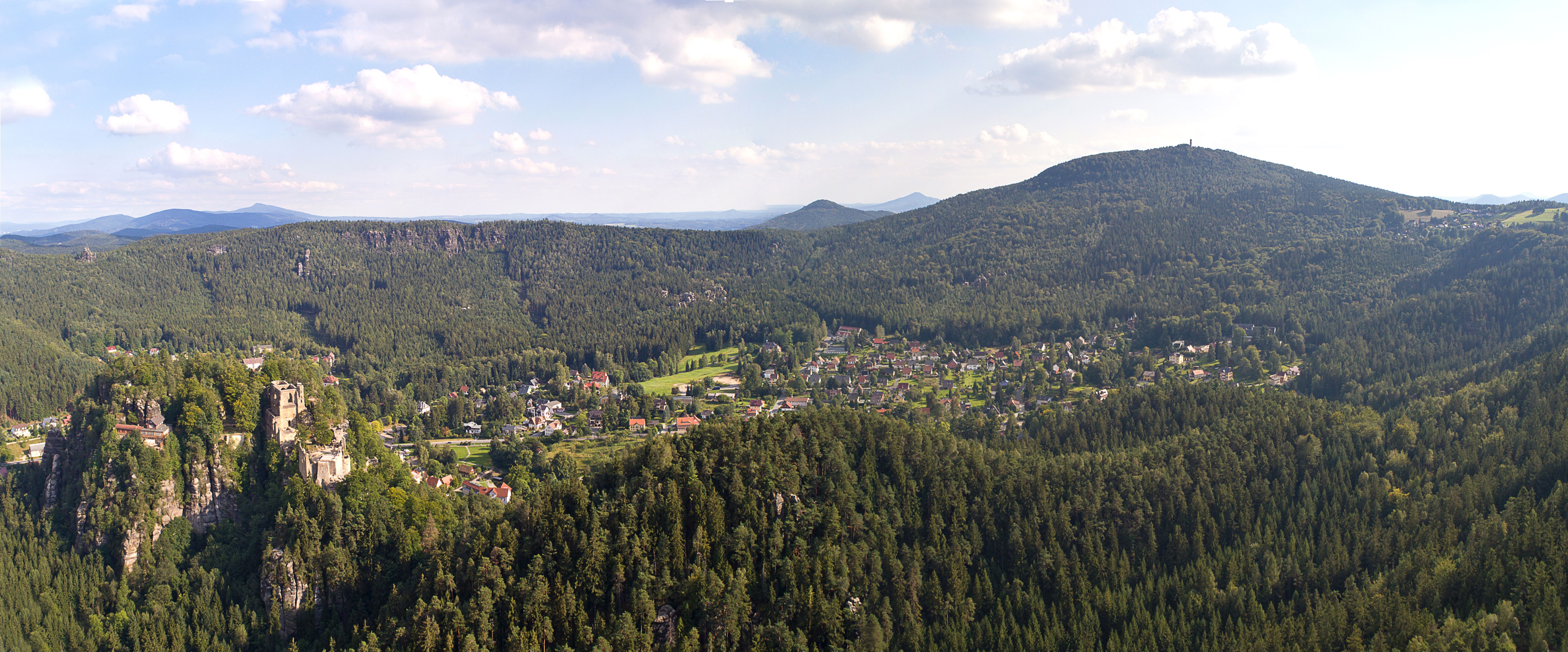 Panoramasicht Kurort Oybin mit Burg und Kloster_Dieter Weise