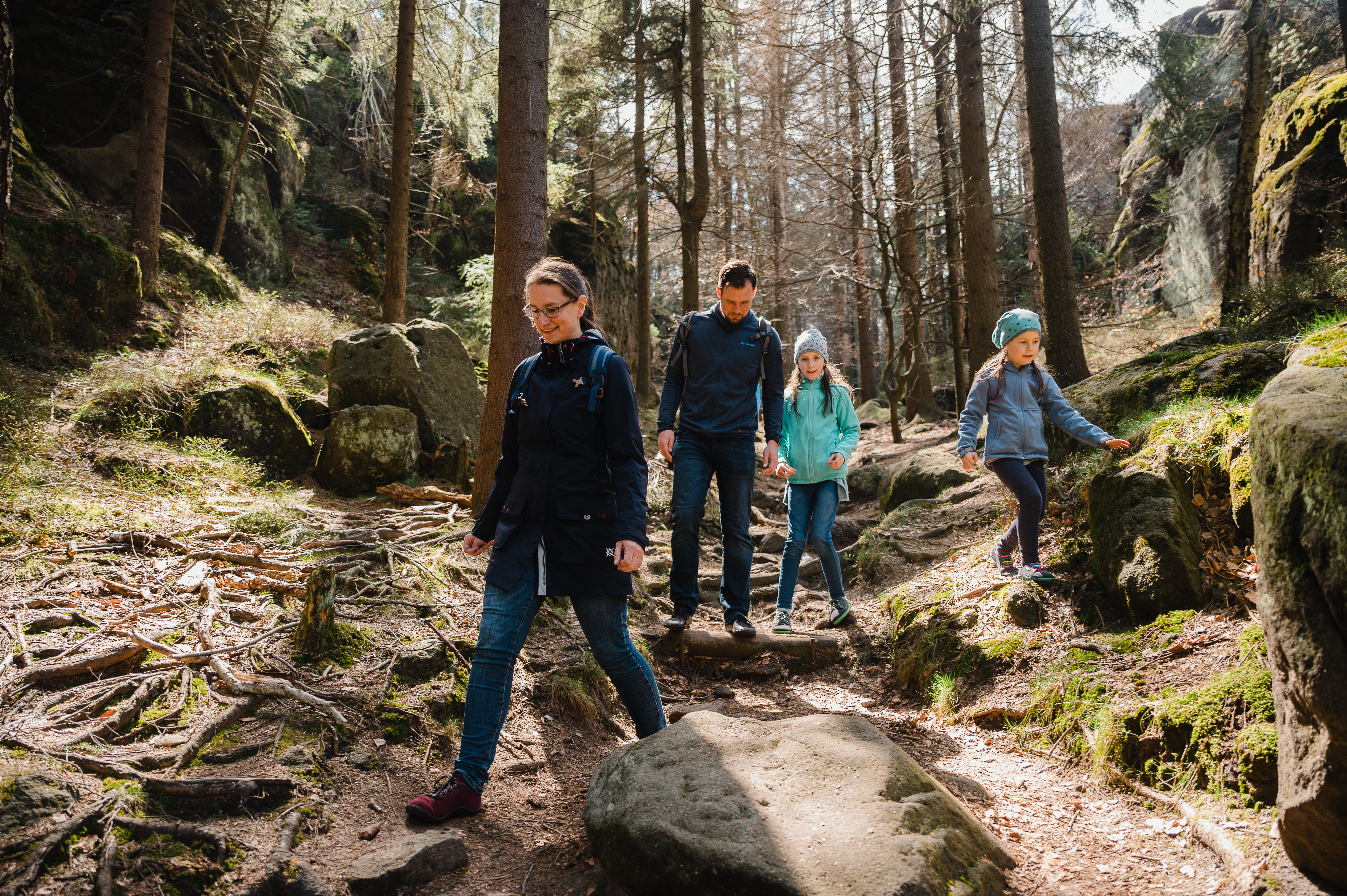 Wanderung im Wald als Familie